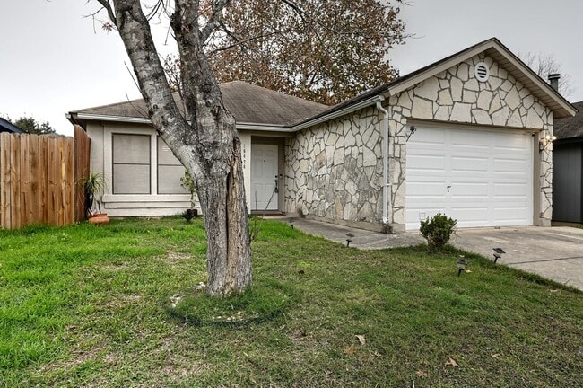 Building Photo - Spacious cozy home  |  Great location  |  2 bedroom  |  1 bath  |  1 car garage