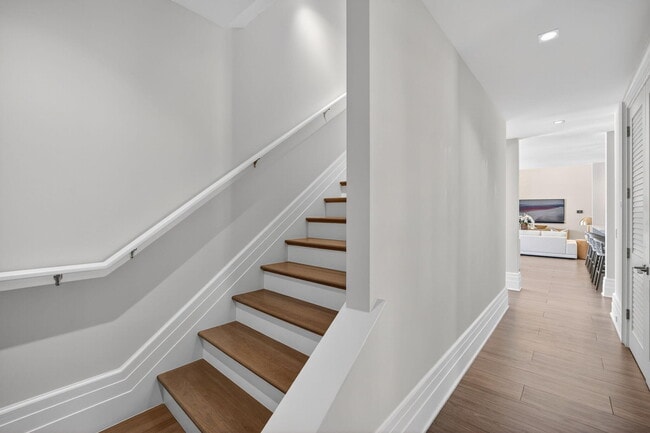 Building Photo - 400 Mola Ave