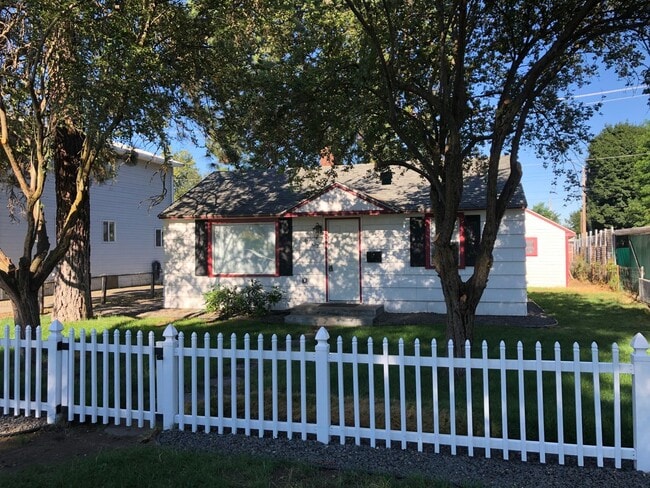 Primary Photo - Clean & cozy 2 bedroom 1 bath Rancher comi...