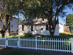 Building Photo - Clean & cozy 2 bedroom 1 bath Rancher comi...