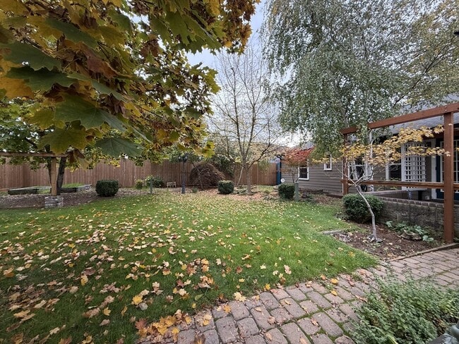 Building Photo - 501 NE Broadway St