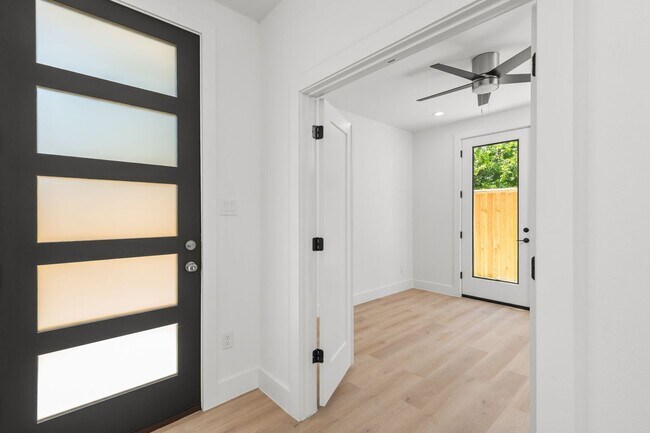 Building Photo - 3348 Sauer St