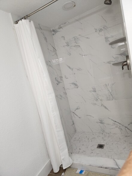 Building Photo - 16881 Davis Rd