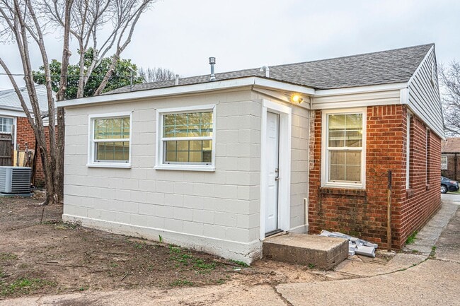 Building Photo - Updated 3 Bed 1 Bath - Large fenced in yar...