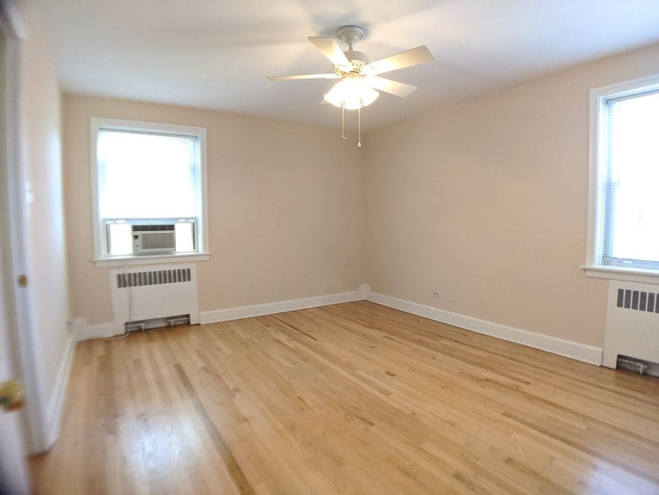 Bedroom pic.2 - 7230 N Claremont Ave