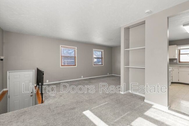 Building Photo - 348 S 5th St