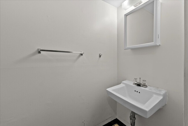 Building Photo - "Charming 4-Bed Townhouse with Granite Tou...