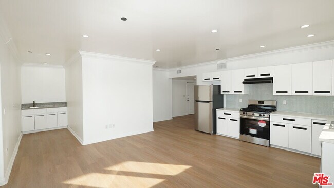 Building Photo - 930 S Robertson Blvd