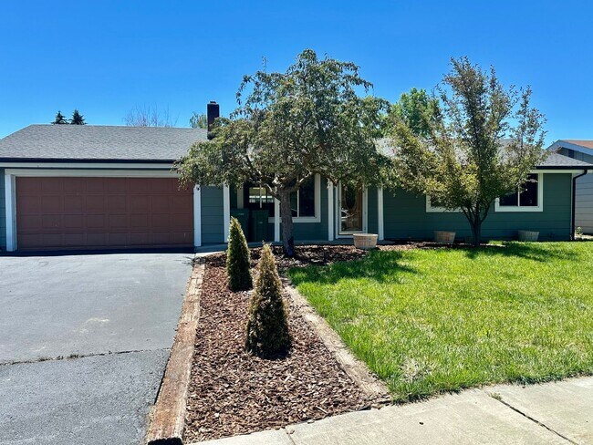Building Photo - Pet-Friendly 4 Bedroom Home with Fenced Yard & Air Conditioning