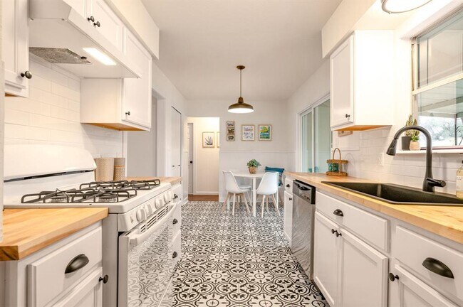 Building Photo - 407 Westmorland Dr