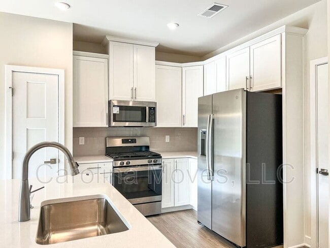 Building Photo - 535 Martin Crk Dr