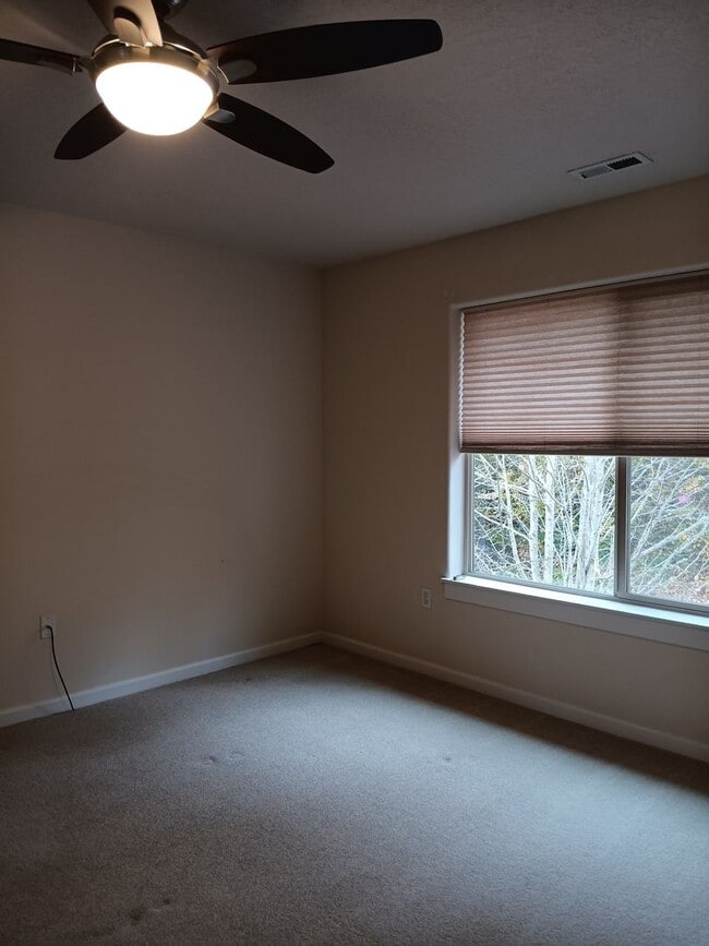 Building Photo - Beautiful Townhouse in West Salem is Ready For You!