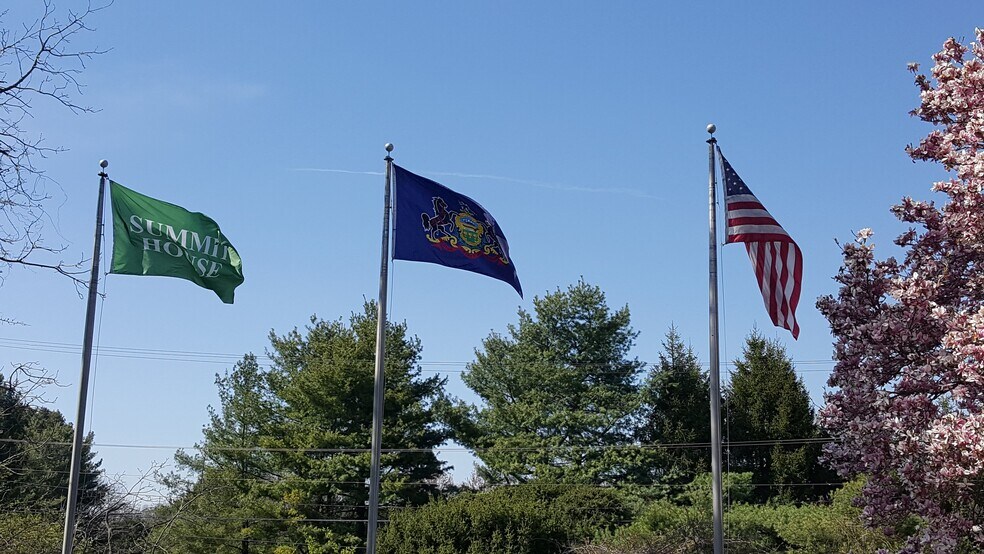 Building Photo - 624 Summit House