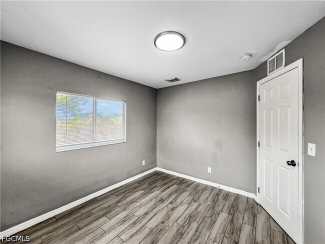 Building Photo - 121 Gordon Ave S