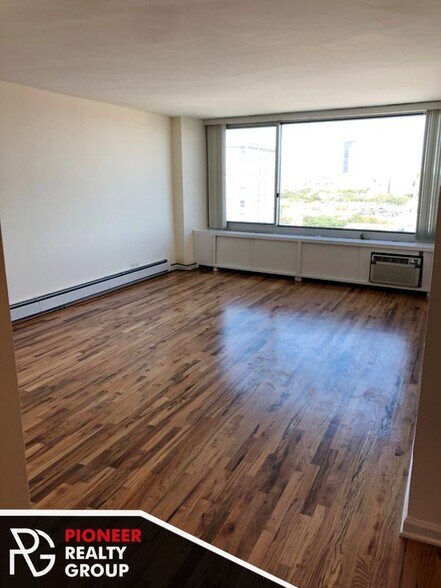 Building Photo - 4600 N Clarendon Ave
