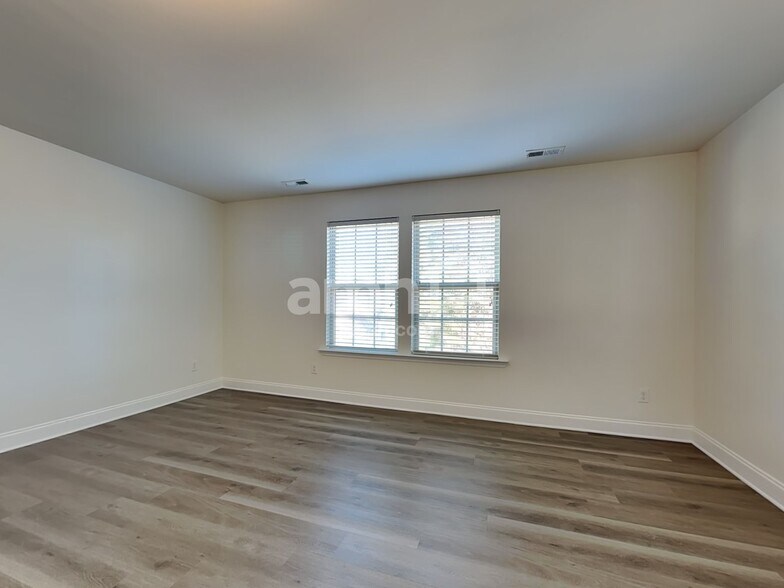 Building Photo - 185 Clubhouse Dr