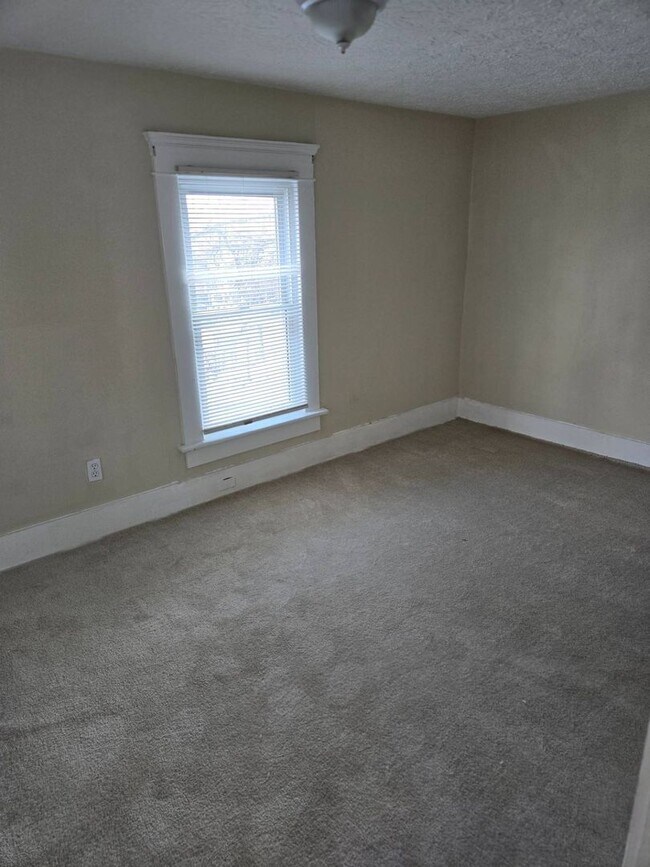 Building Photo - Charming 2-Bedroom Property in Prime Location (Section 8 Vouchers Accepted)