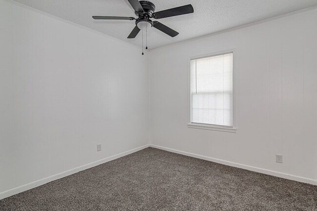 Building Photo - 541 NW Lorna St