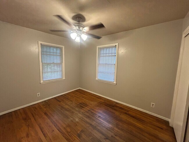 Building Photo - Perfect home for family