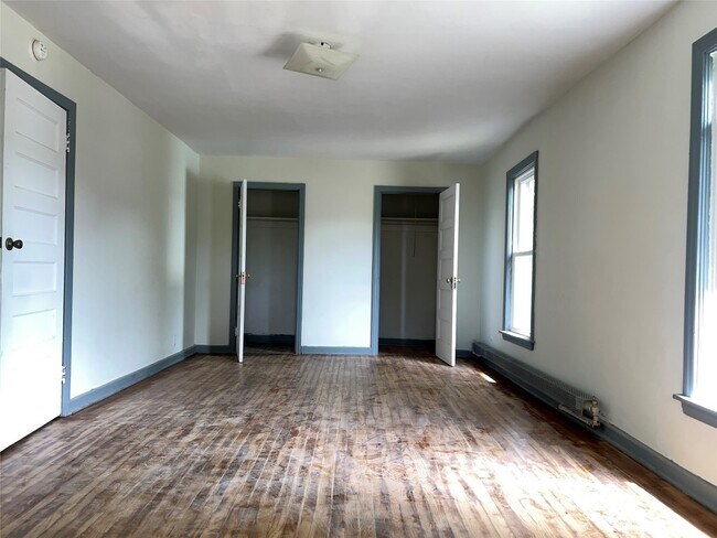 Building Photo - 216 Robinson St