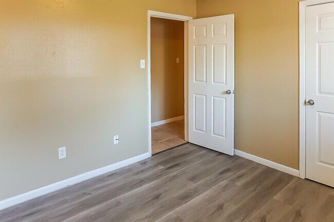 Building Photo - 5030 Summit Lodge Dr
