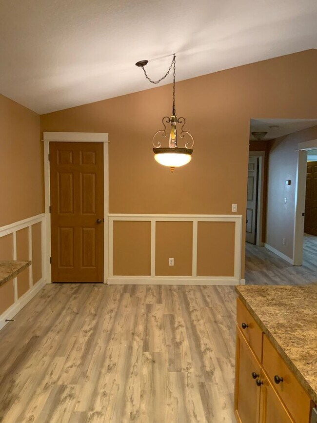 Building Photo - Holiday Move-in Special! Modern 2B, 2Ba Condo in Exclusive Gated Community!