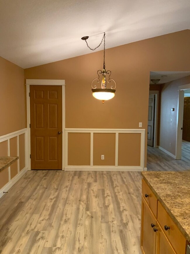 Building Photo - New Year Move-in Special! Modern 2B, 2Ba Condo in Exclusive Gated Community!