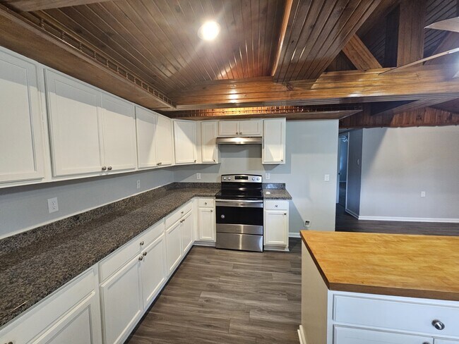 Building Photo - 1305 St Lawrence River Rd