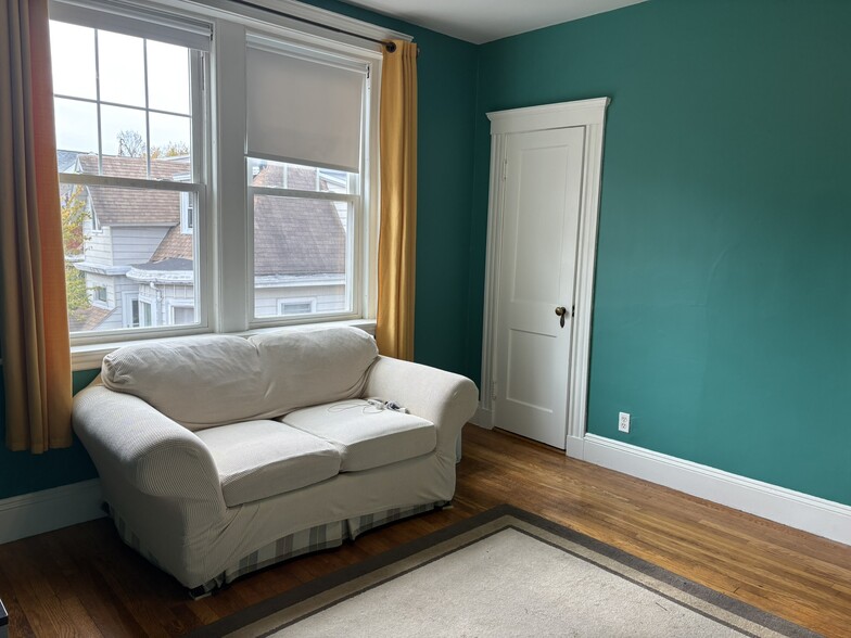 Building Photo - 52 Babcock St