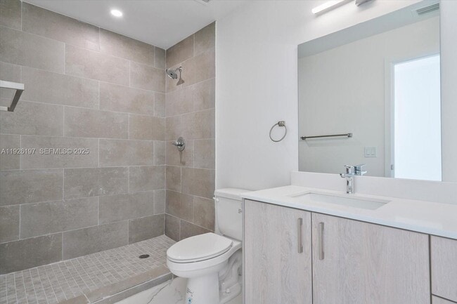 Building Photo - 420 SW 7th Ave