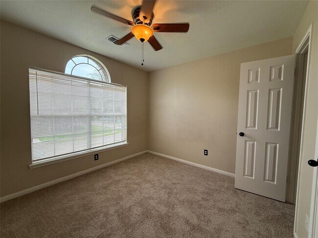 Building Photo - 4614 Russett Pl S