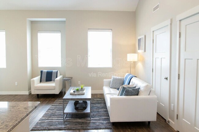 Building Photo - 115 Valor Dr