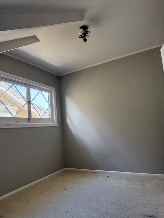 Building Photo - 105