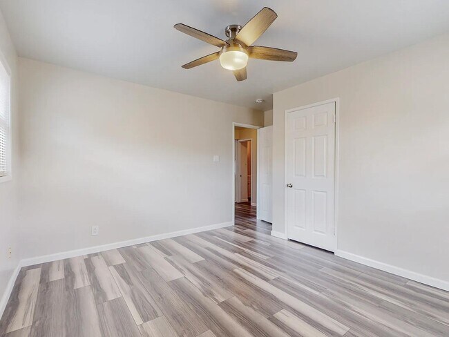 Building Photo - 1701 Hoffman Dr NE