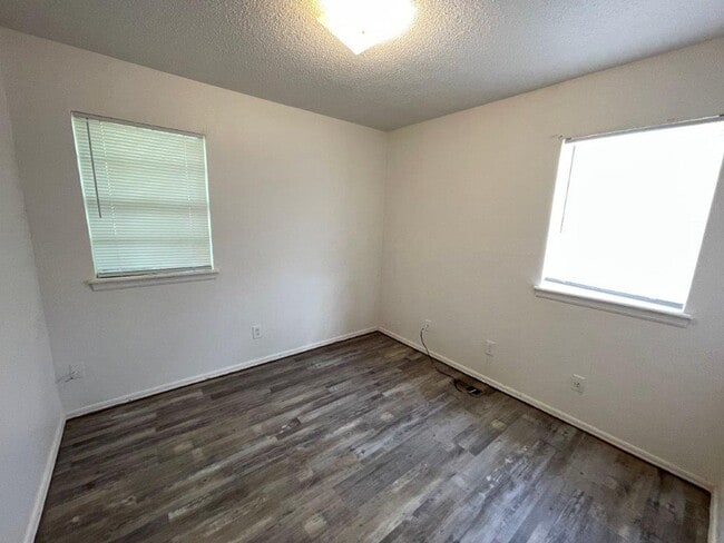 Building Photo - New paint, 3 bed 1 bath 1 car in SE Okc!