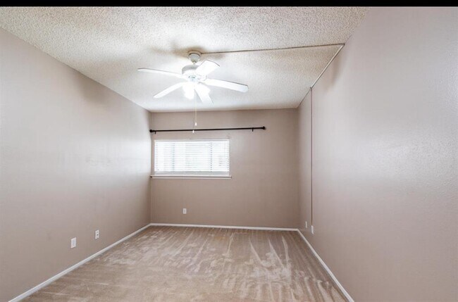 Building Photo - 7043 N Holiday Dr