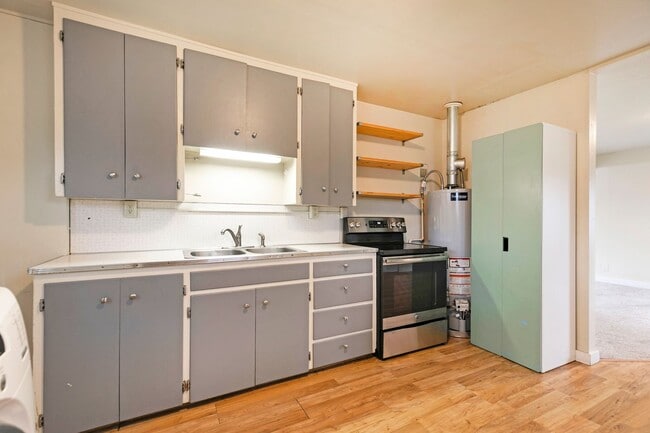 Building Photo - 2 Bed - 1 Bath - Pet Friendly