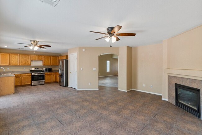 Building Photo - Beautiful 4 Bed 2.5 Bath Vaulted Ceilings,...