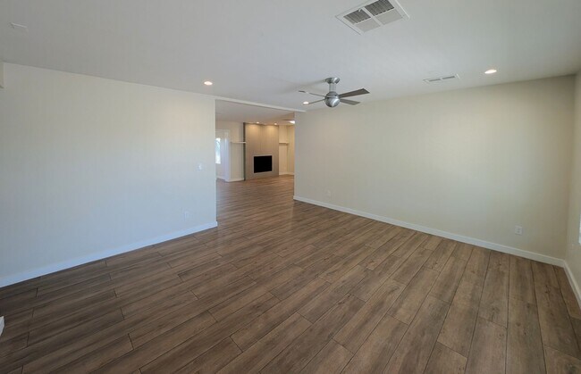 Building Photo - 4 Bedroom Home in Tempe Gardens Near E Sou...