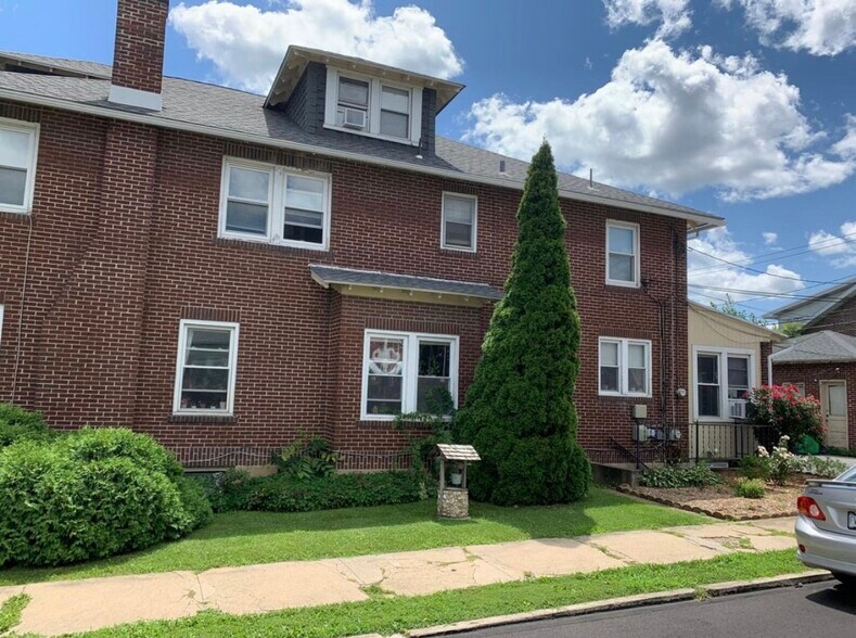 Side view with rear garage - 724 N 19th St