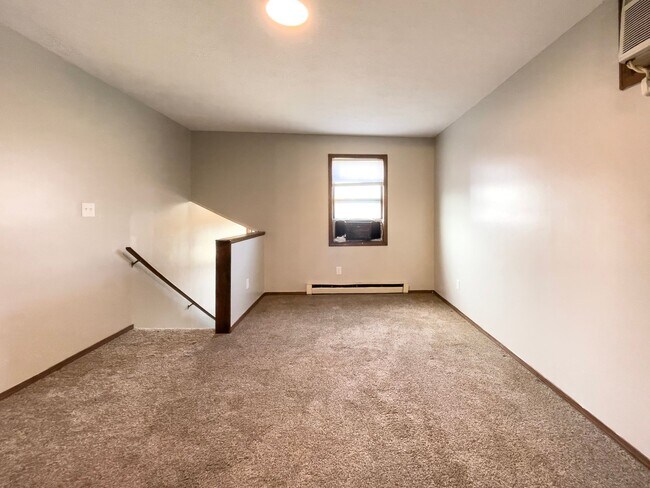 Building Photo - 2213 E Memorial Dr