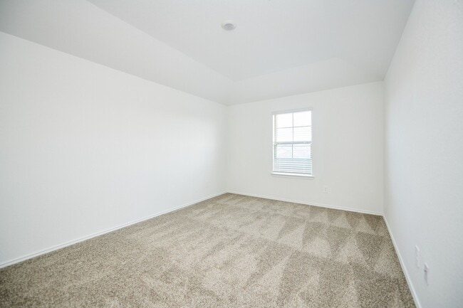 Building Photo - 16877 Short Pnes Dr