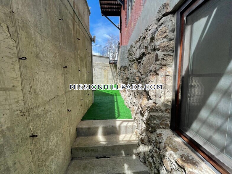 Building Photo - 407 Dudley St