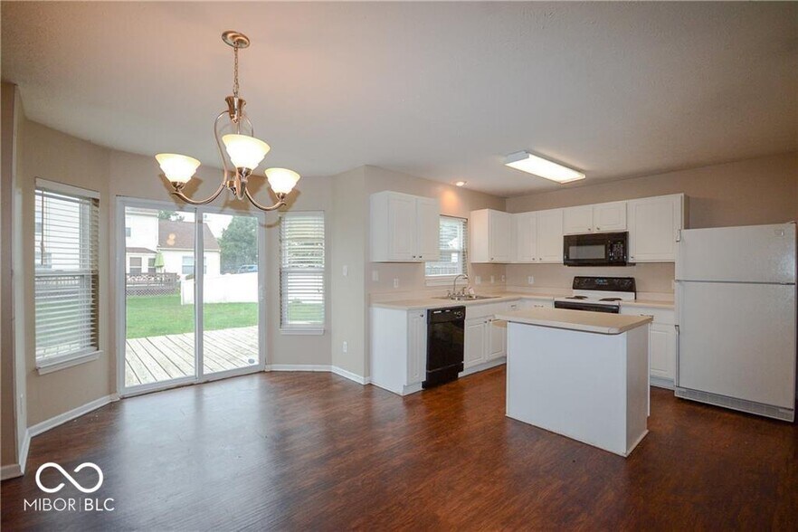 breakfast area and kitchen - 4327 Mahogany Dr