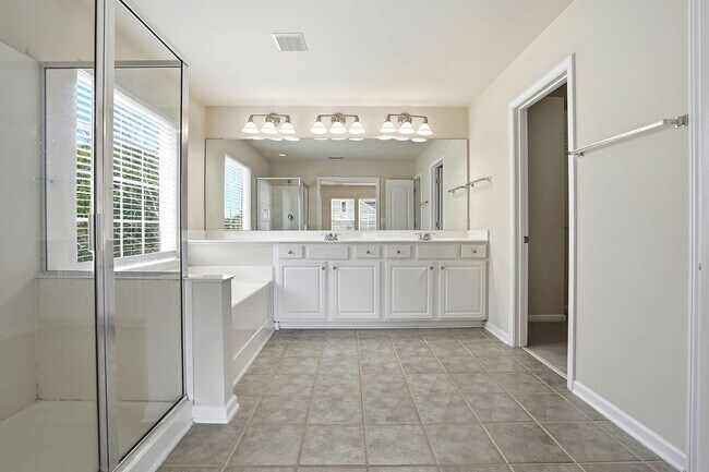 Building Photo - WAKEFIELD HOME WITH 4 BEDROOMS- GREAT HOME!