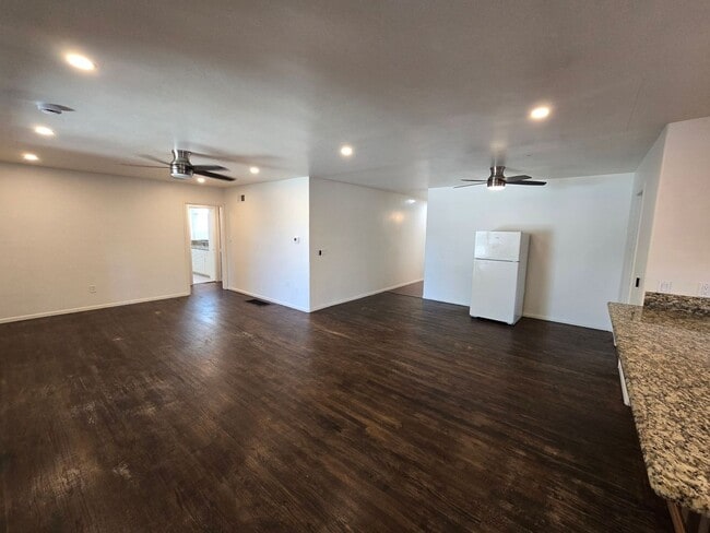Building Photo - 5BD/3BA on Adobe Dr!!
