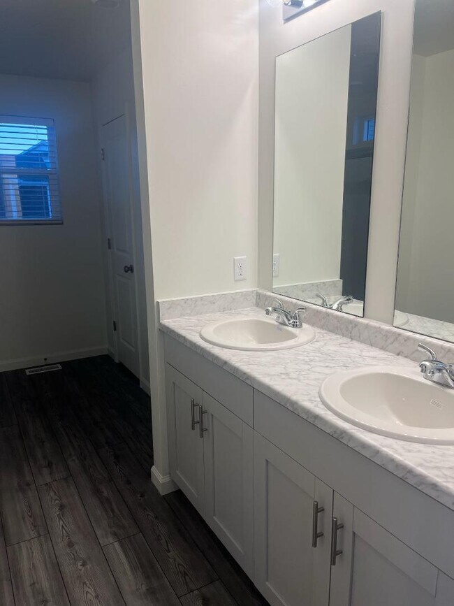 Building Photo - 341 N Colonnade Rd