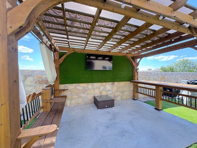 Building Photo - East El Paso 4bed/2bath Refrig A/C with Gorgeous Backyard!
