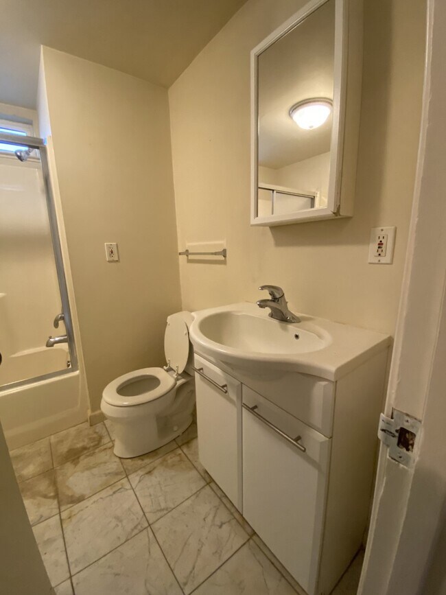 Building Photo - 1054 Stuart St