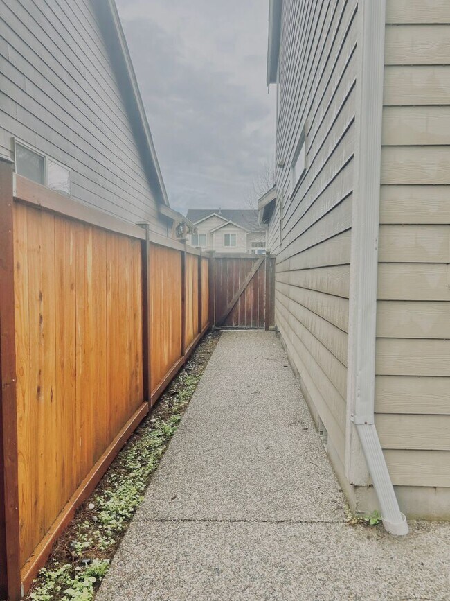 Building Photo - Enormous 4 Bed 2.5Bath + Bonus Room Great Lacey Neighborhood